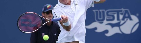  发球上网战术奏效，伊斯内尔轰出制胜ACE