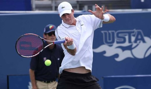  发球上网战术奏效，伊斯内尔轰出制胜ACE