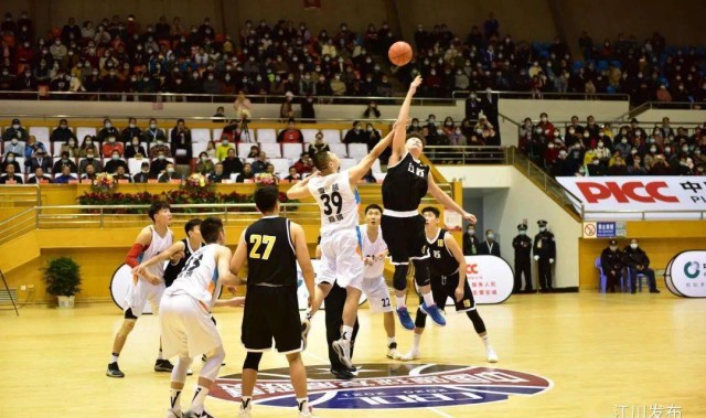  篮球装备市场火爆，球迷消费热情高涨