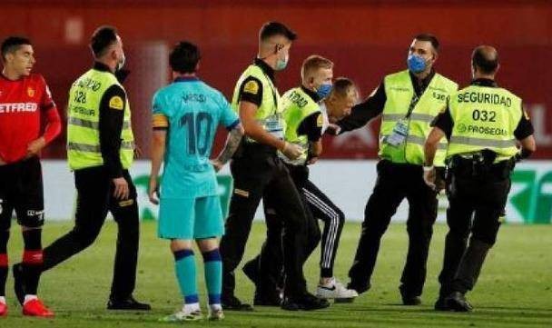  赛前训练开放日，球迷零距离接触球星