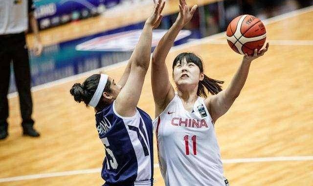  篮坛新星闪耀赛场，未来之星崭露头角