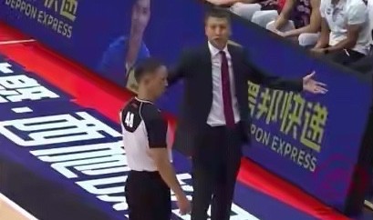  裁判判罚引争议，赛后复盘聚焦热点