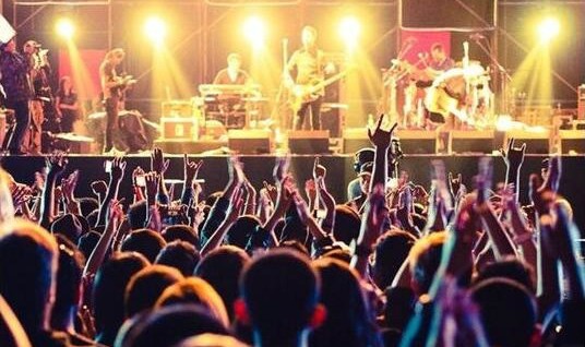  电竞解说激情澎湃点燃赛场氛围