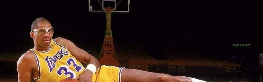  贾巴尔发球上网战术奏效轻取胜利果实