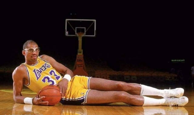  贾巴尔发球上网战术奏效轻取胜利果实