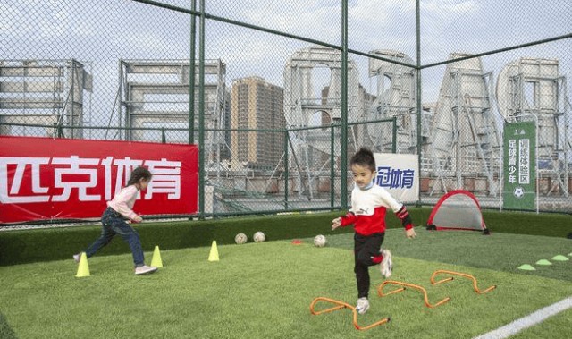  夜间灯光球场投入使用，延长训练时间助力选手备赛  