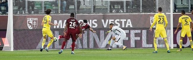  法甲霸主稳固领跑，升降级悬念持续升温