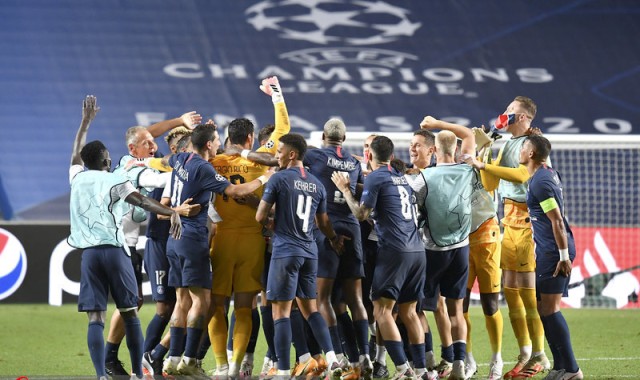  球迷文化薪火相传，助威声浪震撼绿茵场