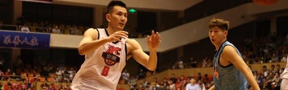  篮球名宿执教青年军，传承经验培育新人