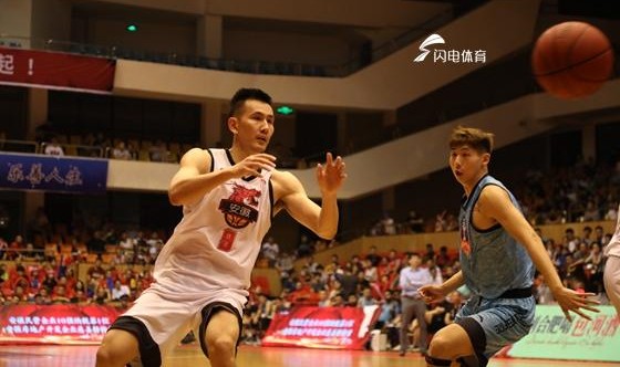  篮球名宿执教青年军，传承经验培育新人