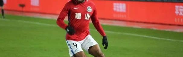  球迷助威声震天，主场氛围助力球队