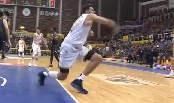  青年军展露锋芒，广厦新秀合力击败辽宁