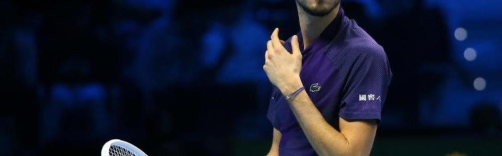  梅德韦杰夫鏖战五盘，苦战险胜挺进决赛