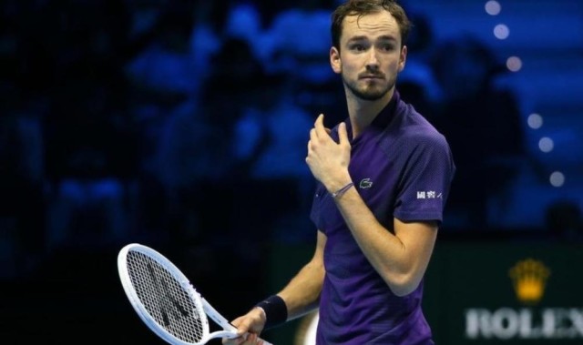  梅德韦杰夫鏖战五盘，苦战险胜挺进决赛