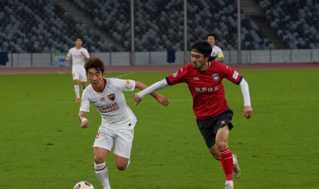  边路传中精准制导，高中锋头顶建奇功