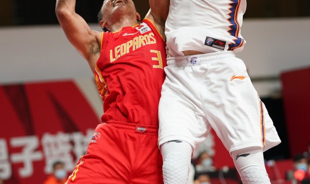  上海久事双外援合璧击败深圳马可波罗