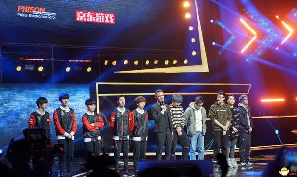  电竞周边产品热销，粉丝热情持续高涨