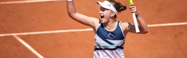  克雷吉茨科娃双打配合精妙，澳网女双搭档捧杯