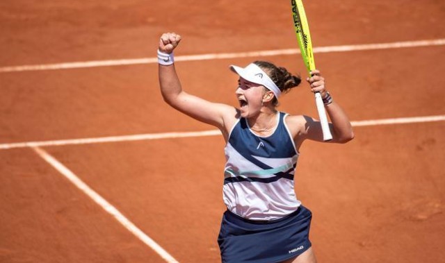  克雷吉茨科娃双打配合精妙，澳网女双搭档捧杯