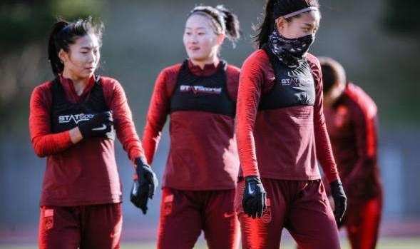  女足姑娘创历史，首次捧起洲际奖杯