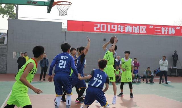  青少年篮球联赛开幕，青春风暴席卷赛场