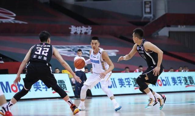  郭艾伦突破上篮绝杀北京首钢震惊全场