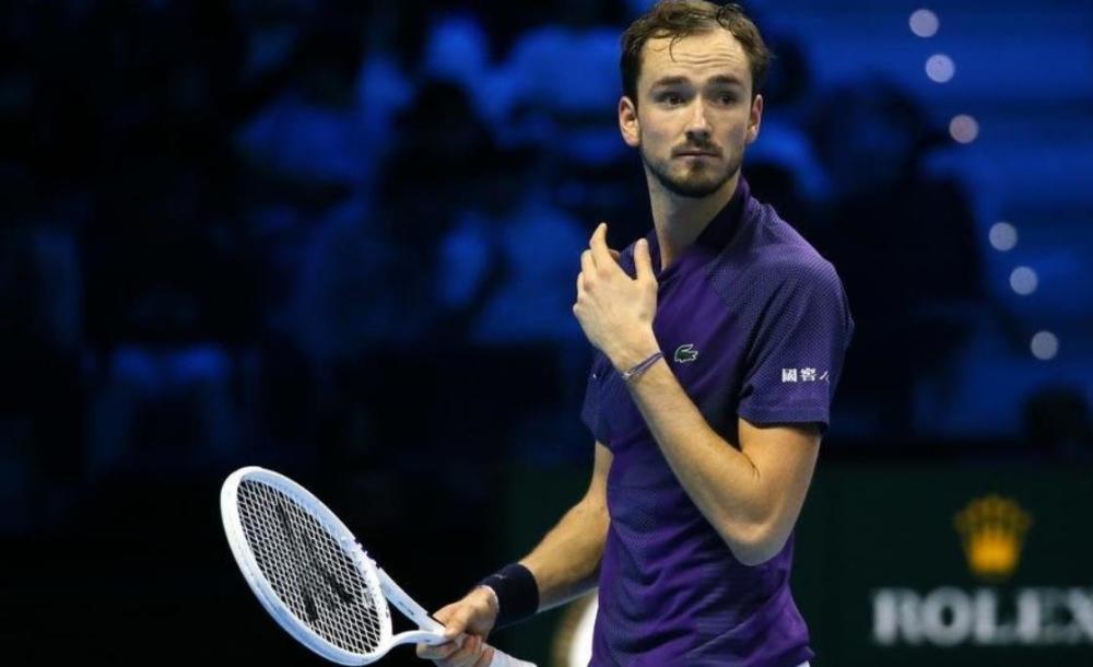  梅德韦杰夫鏖战五盘，苦战险胜挺进决赛