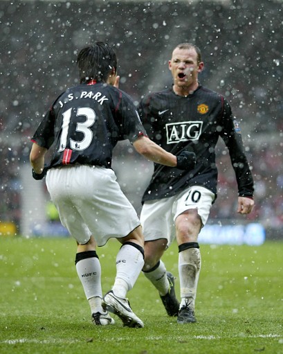  主帅战术调整见效，弱旅逼平领头羊