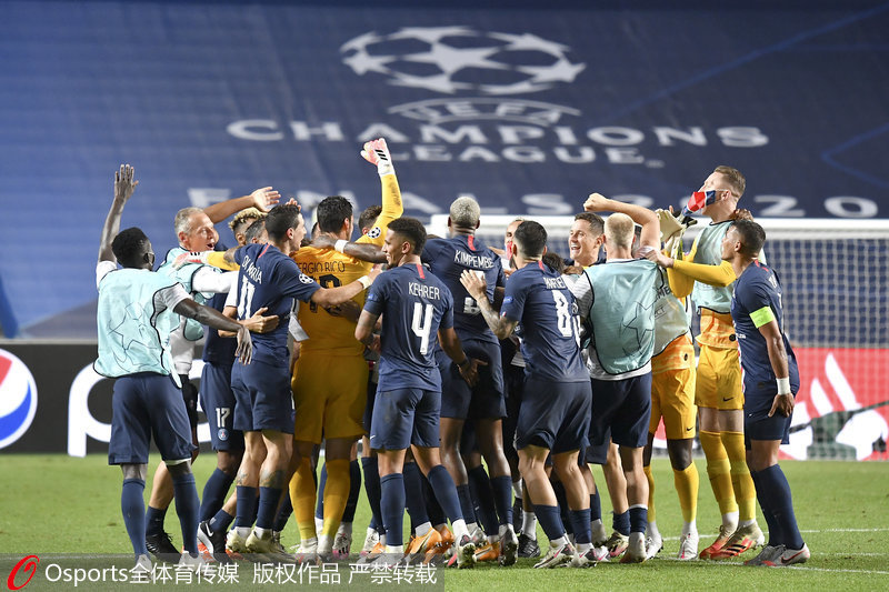  球迷文化薪火相传，助威声浪震撼绿茵场