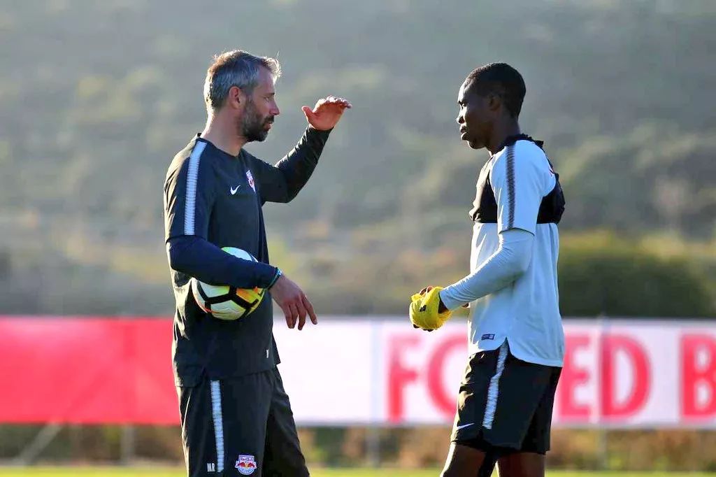  外籍教练带来新风，跑轰战术席卷联盟