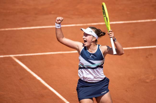  克雷吉茨科娃双打配合精妙，澳网女双搭档捧杯