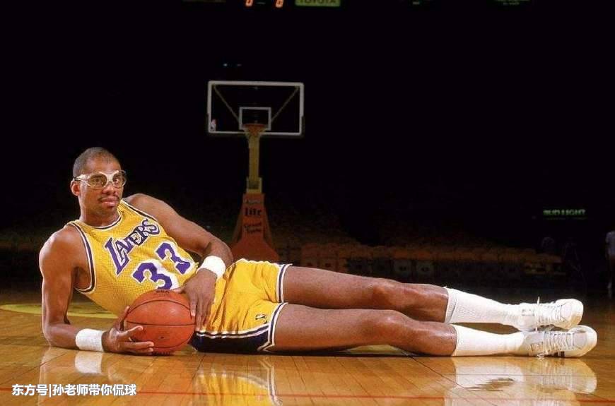  贾巴尔发球上网战术奏效轻取胜利果实