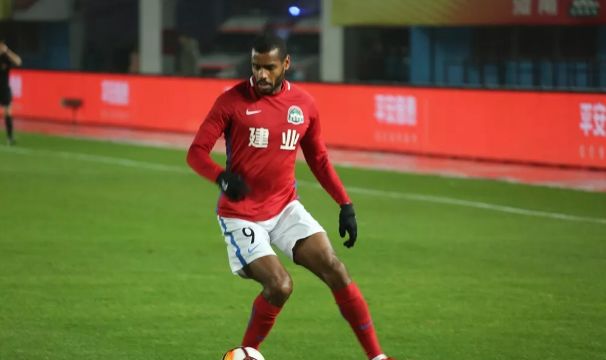  球迷助威声震天，主场氛围助力球队